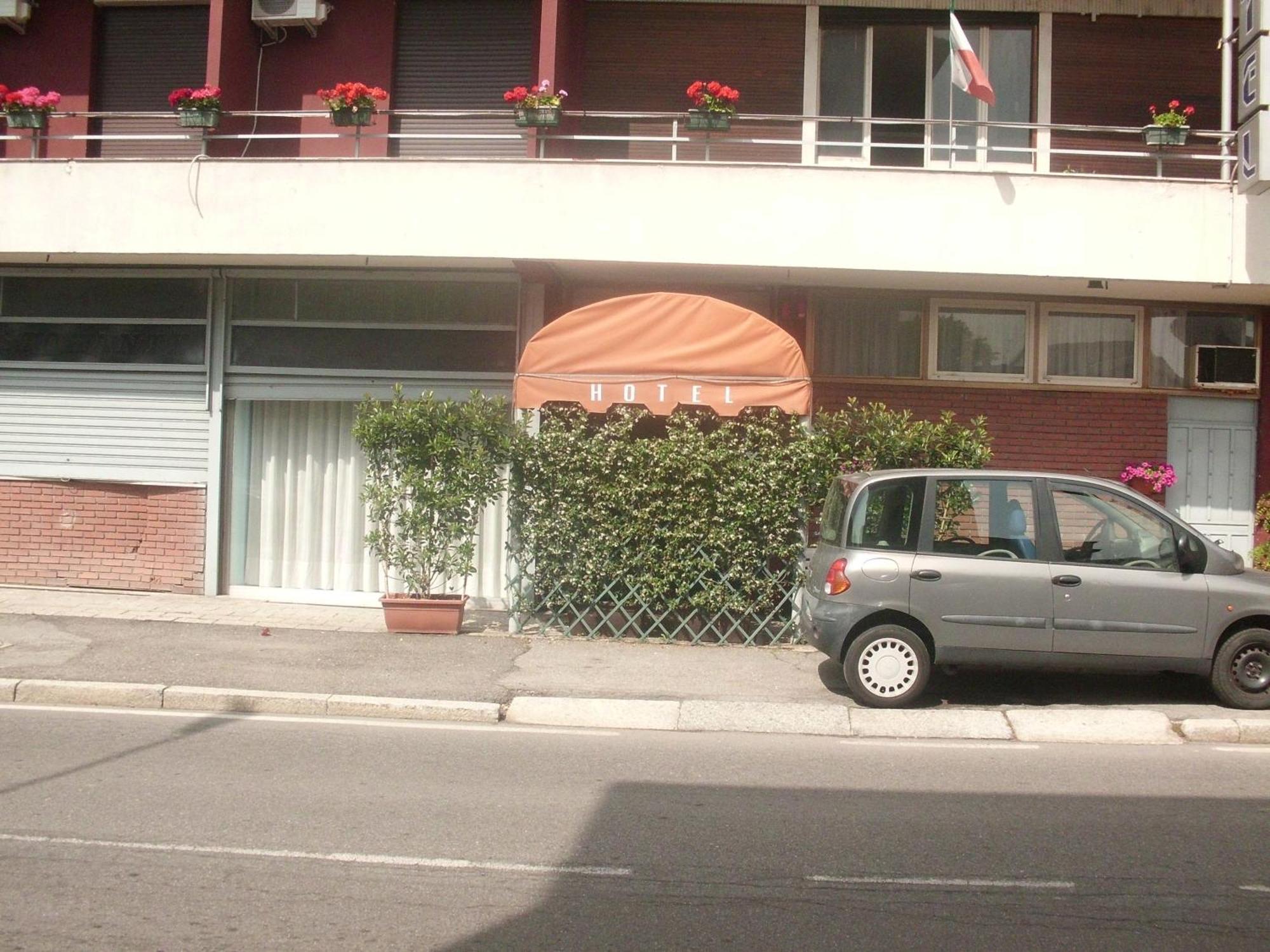 Hotel Lombardia Seveso Екстериор снимка